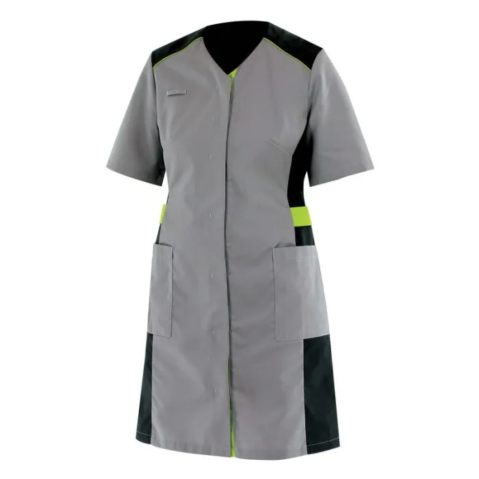 Blouse longue professionnelle pour femme modèle FACITY de Cepovett, coloris blanc, coupe élégante avec poches plaquées, distribuée par Merlin Textile.