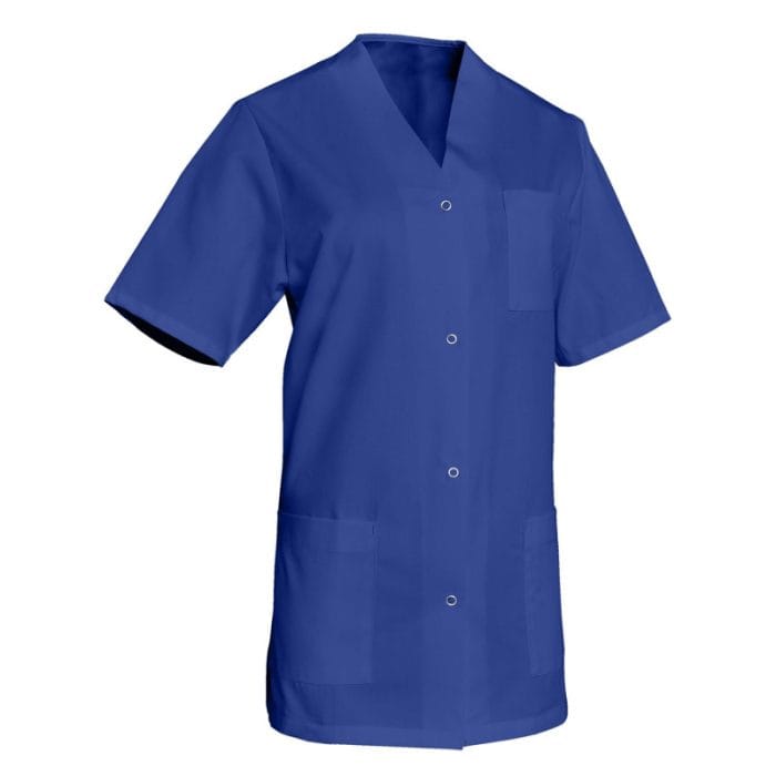 Trois enfants souriants portant des uniformes scolaires complets bleu marine et blanc de Merlin Textile, incluant pulls, pantalon et robe chasuble, avec des sacs à dos colorés.