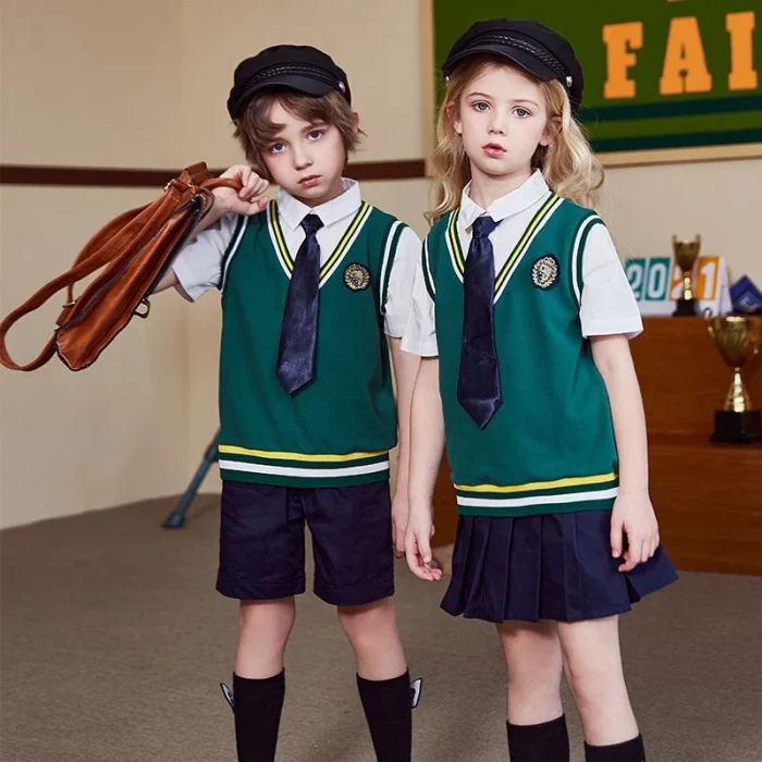 Enfants portant un uniforme scolaire personnalisé composé d'un pull sans manches vert, d'une chemise blanche et d'une cravate.