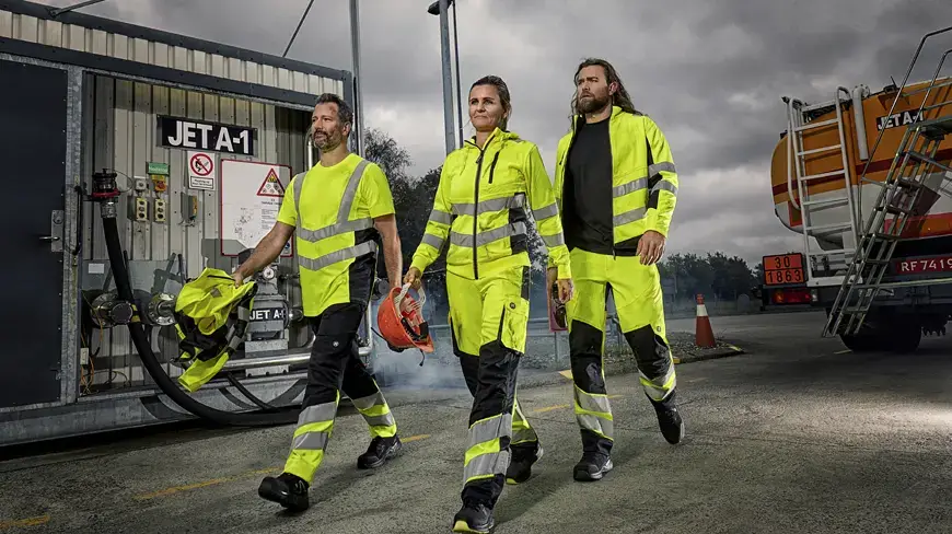 Équipe portant des vêtements de travail haute visibilité certifiés à Casablanca