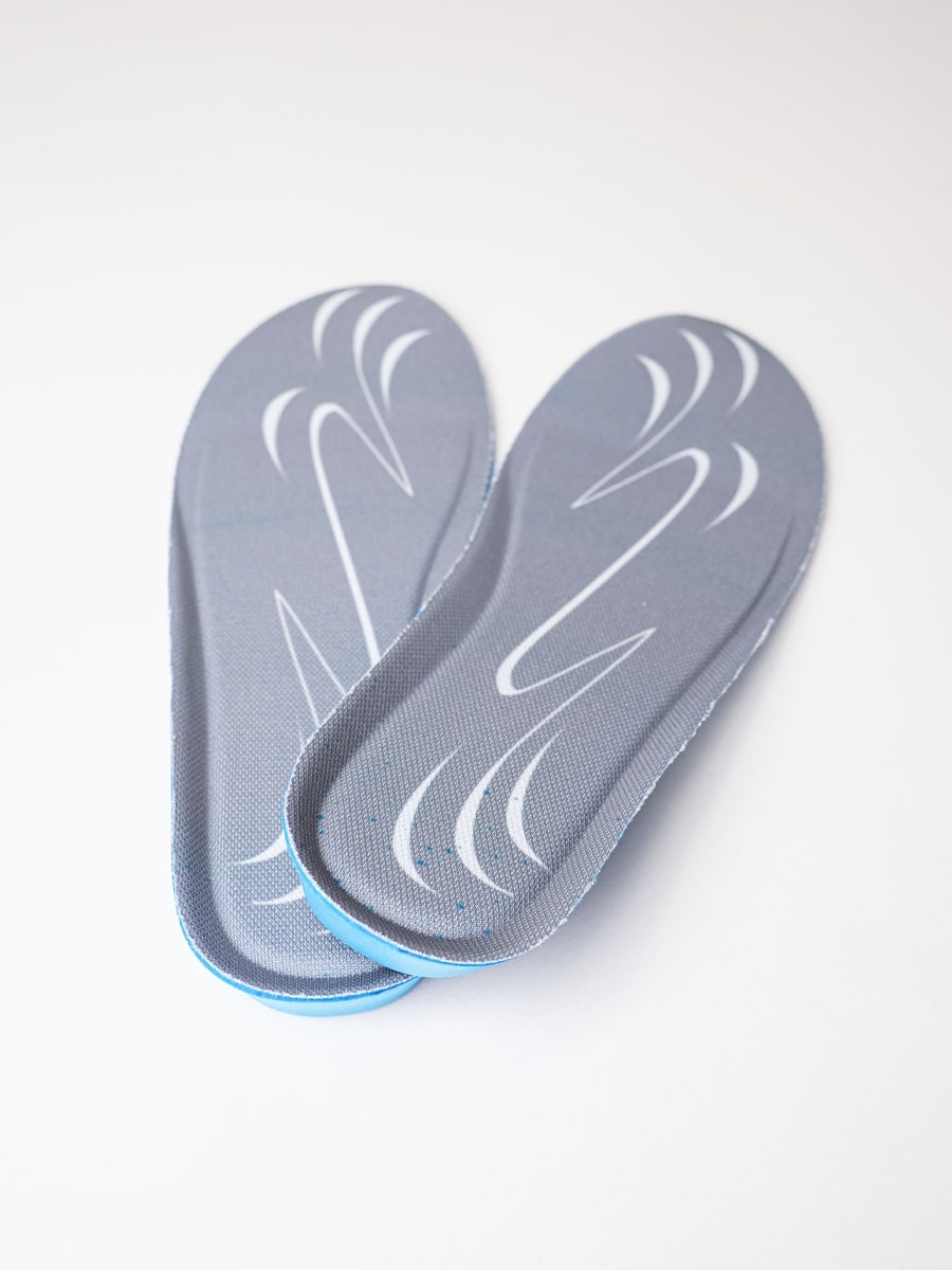 Semelles intérieures ergonomiques en gel bleu à mémoire de forme pour chaussures de sécurité et de travail.
