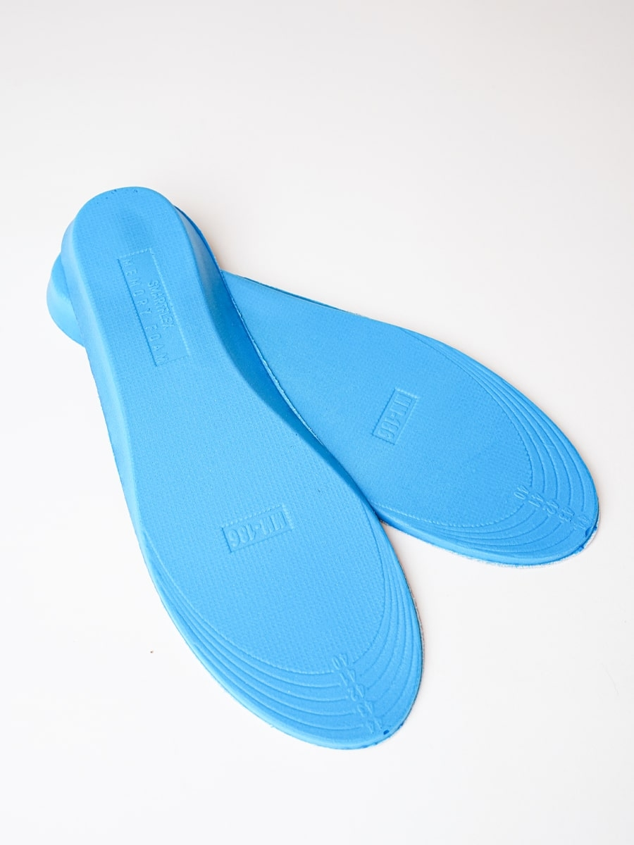 Semelles intérieures ergonomiques en gel bleu à mémoire de forme pour chaussures de sécurité et de travail.
